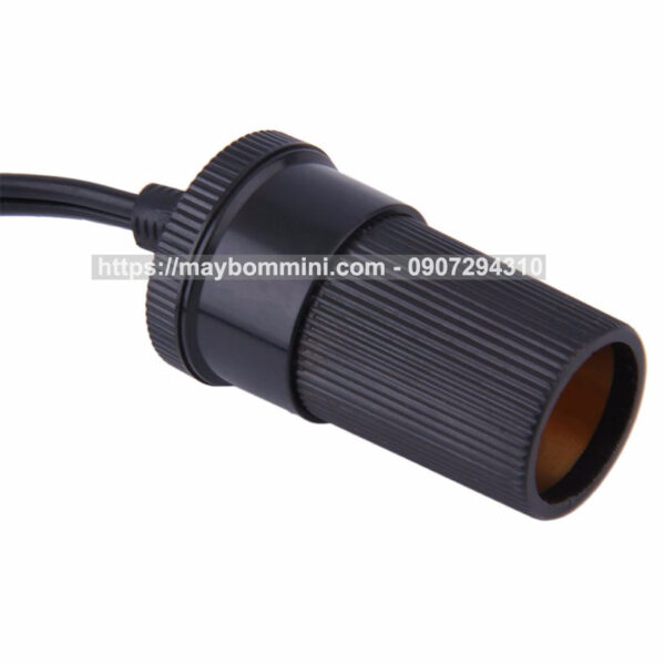 dau cam nguon duoi cai oto