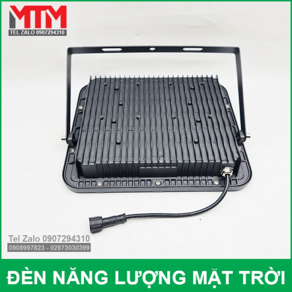 mat sau den led 200w nang luong mat troi